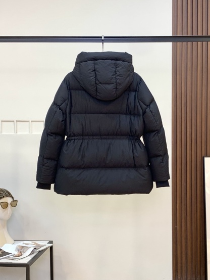 プラダ「Prada」秋冬フード付きダウンジャケット