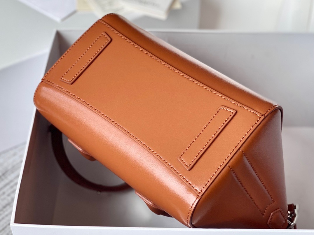 ジバンシィ「Givenchy」スモール アンティゴナ ボックスレザー バッグ