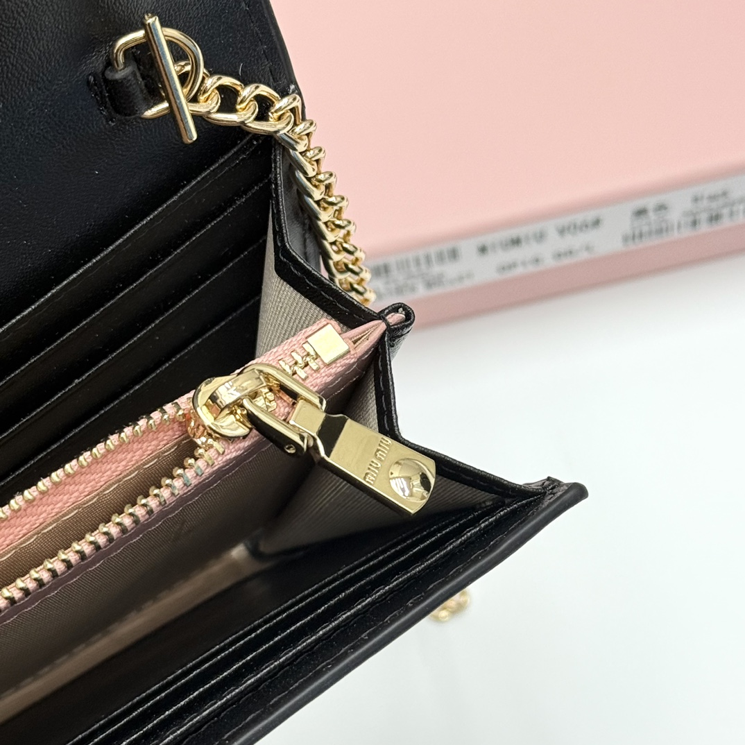 ミュウミュウ「Miu Miu」ミュウミュウ レザーミニバッグ V06 / ハンドバッグ