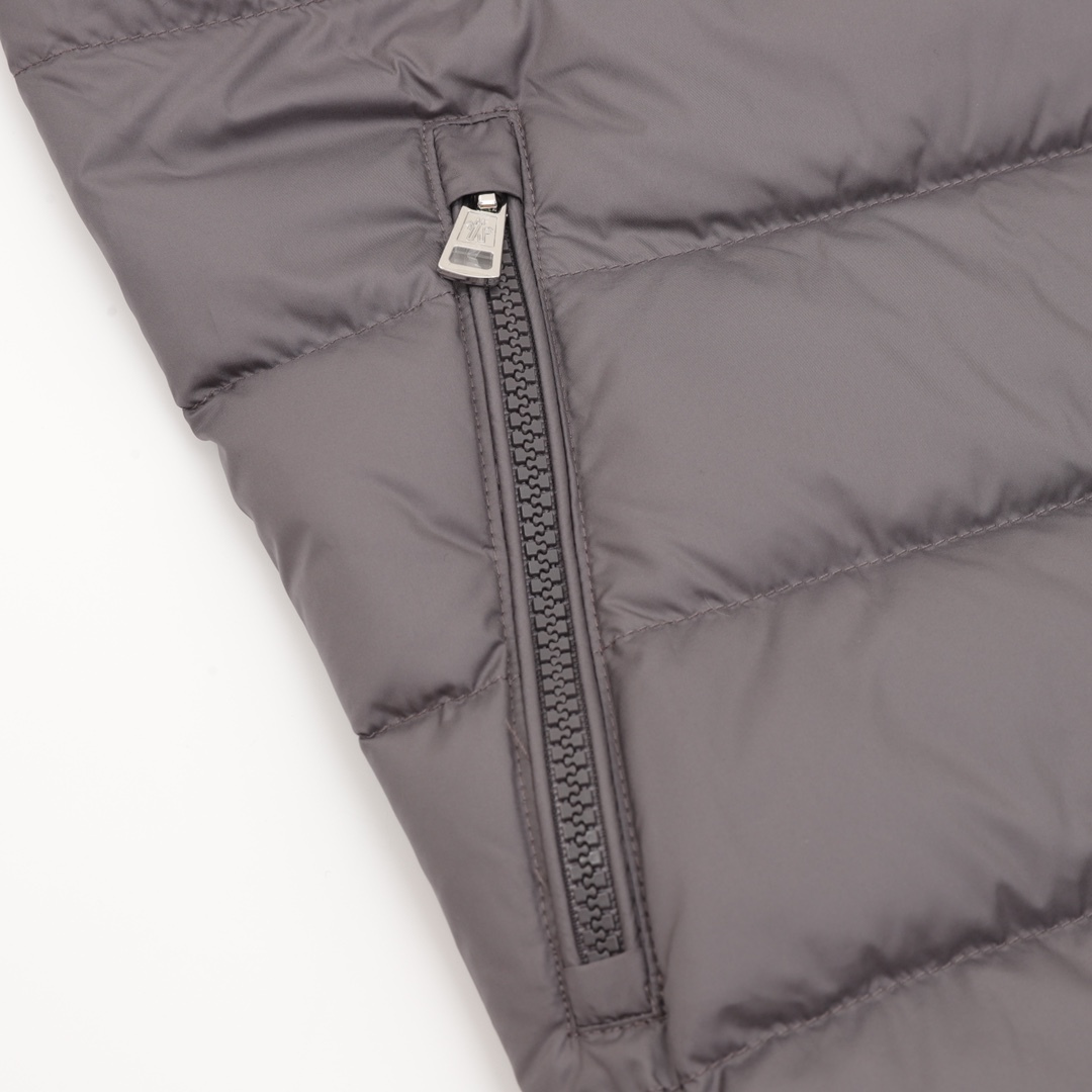 Moncler の軽くて裏地付きウール素材のジッパー付きダウンコート