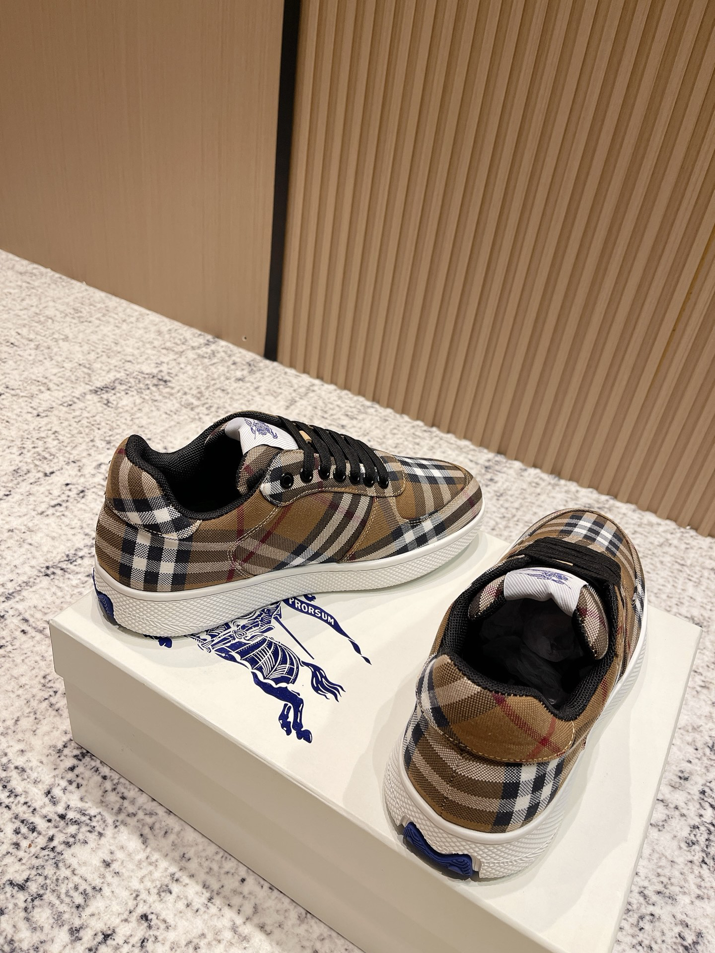 バーバリー「Burberry」バーバリー ボックス スニーカー / プレミアムレザースニーカー