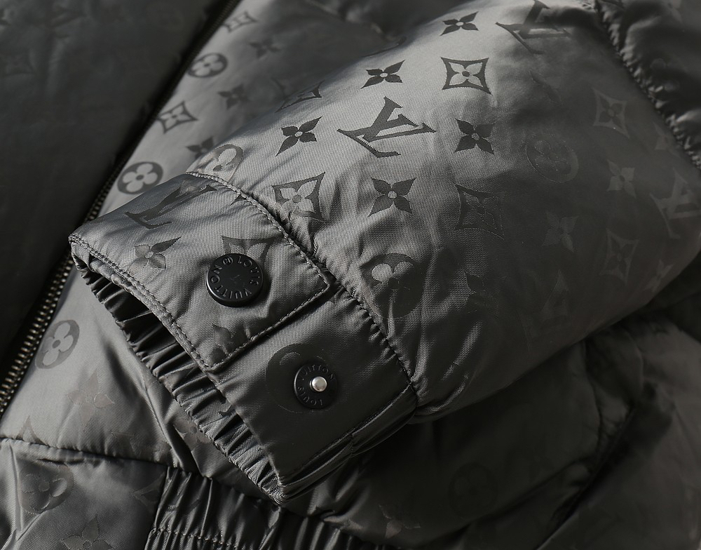 ルイ・ヴィトン「Louis Vuitton」秋冬コレクション ダウンジャケット