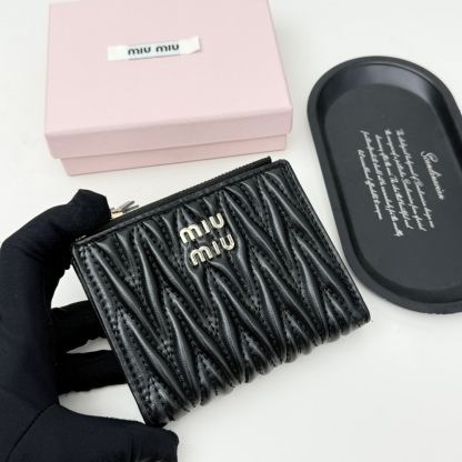 ミュウミュウ「Miu Miu」ミュウミュウ マテラッセ ラムスキン コンパクトバッグ 790 / ショルダーバッグ
