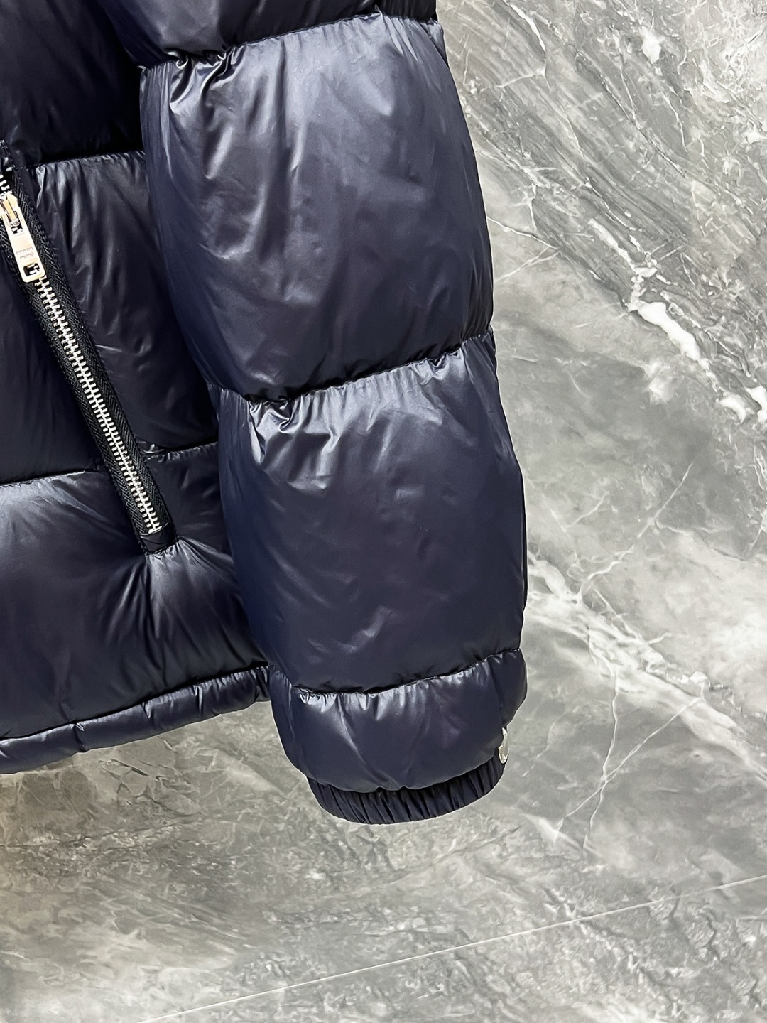 プラダ「Prada」秋冬ダウンジャケット スタンドカラー