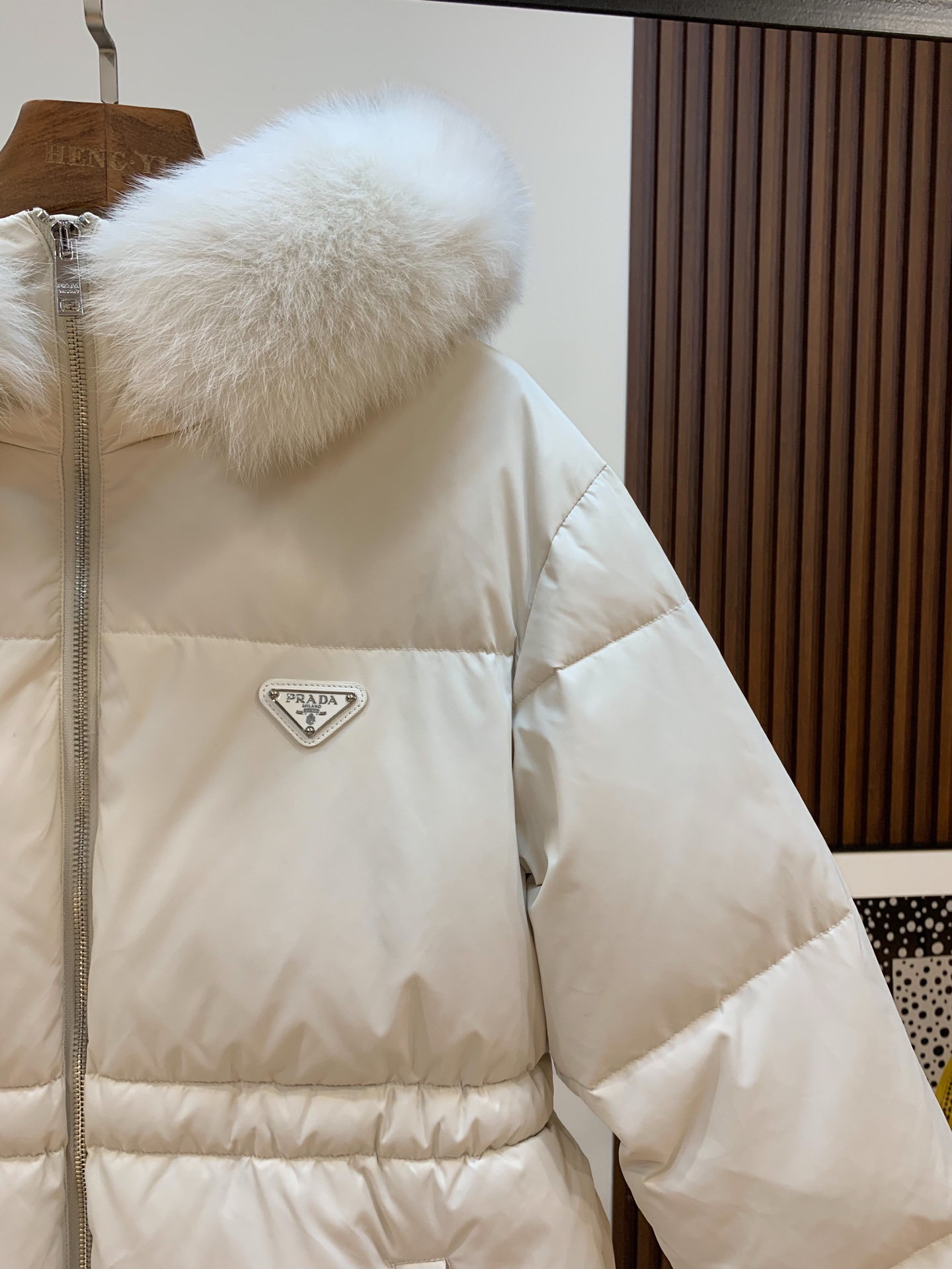 プラダ「Prada」冬の新作 フード付きダウンジャケット