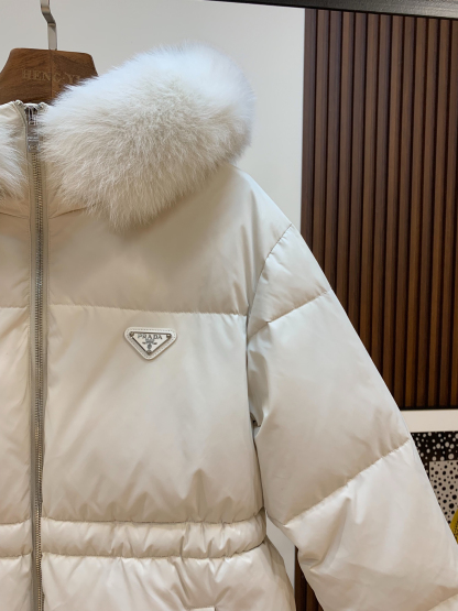 プラダ「Prada」冬の新作 フード付きダウンジャケット