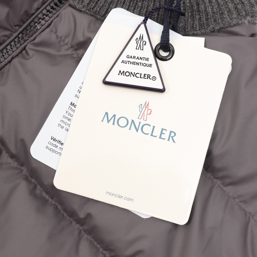 Moncler の軽くて裏地付きウール素材のジッパー付きダウンコート