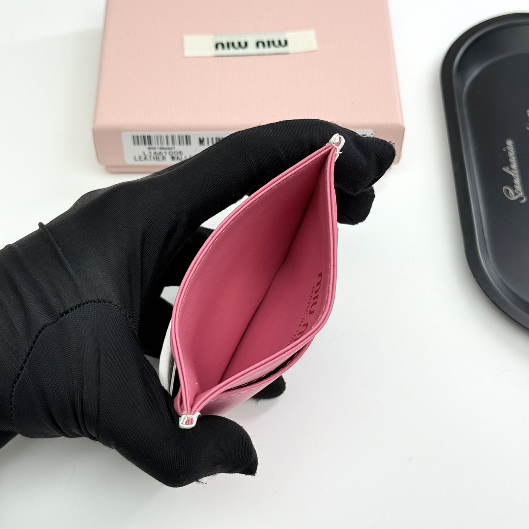 ミュウミュウ「Miu Miu」ミュウミュウ マテラッセ ラムスキン マルチウォレット F11 / コンパクトウォレット.