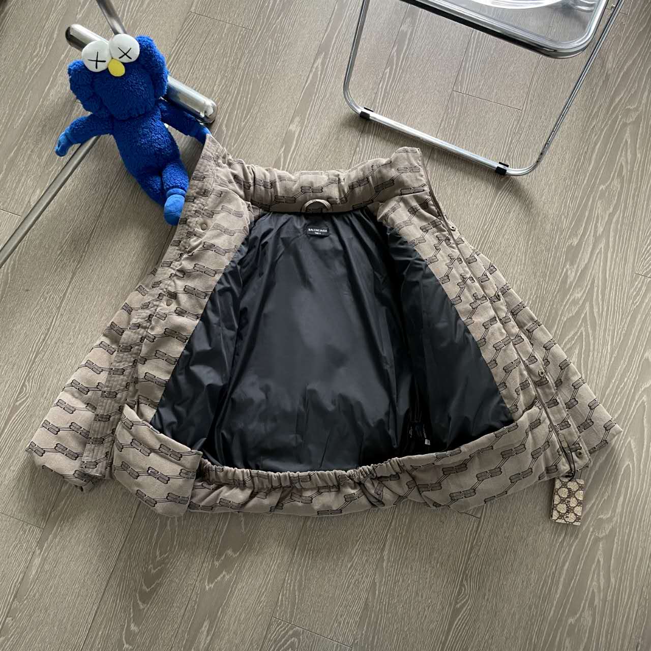 バレンシアガ「Balenciaga」‌ロックバックル刺繍デザイン 男女兼用ダウンジャケット