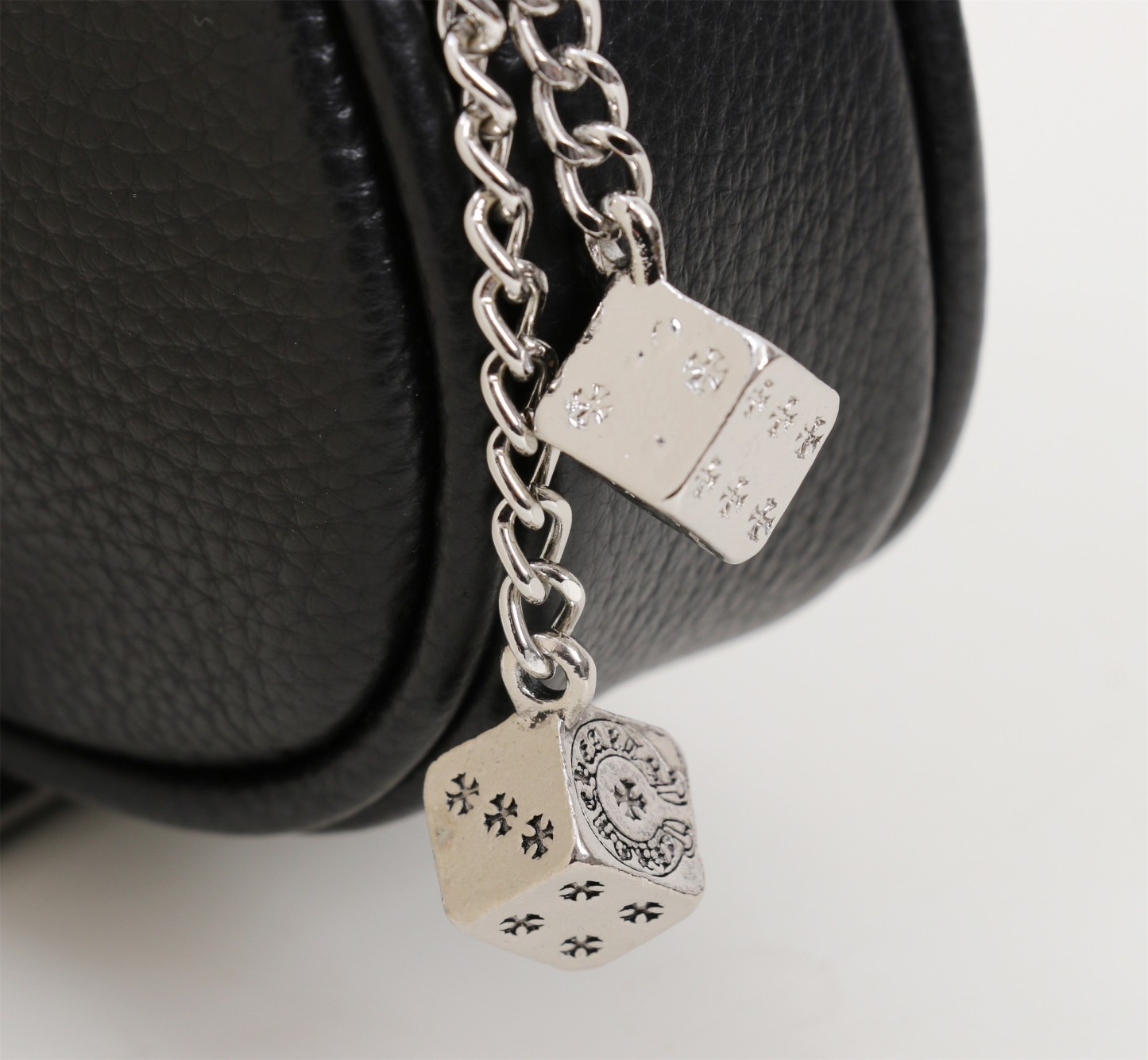 クロムハーツ「Chrome Hearts」十字架のショルダーバッグ