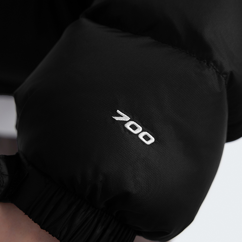 The North Face ICON Nuptse レディース ショート丈 ホワイトグースダウンジャケット。撥水加工済みで、冬季の新作です