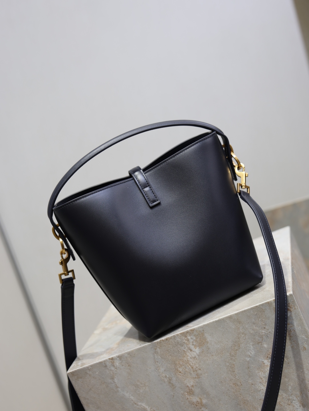 2026サンローラン「Saint Laurent LE 37 プティ スムースカーフレザー バケツバッグ