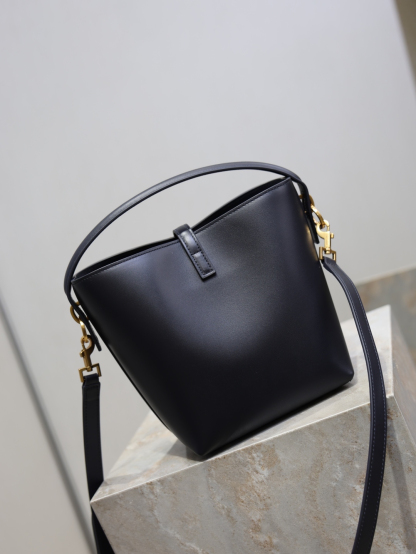 2026サンローラン「Saint Laurent LE 37 プティ スムースカーフレザー バケツバッグ