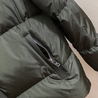 プラダ「Prada」冬の新作 スタンドカラー付きダウンジャケット