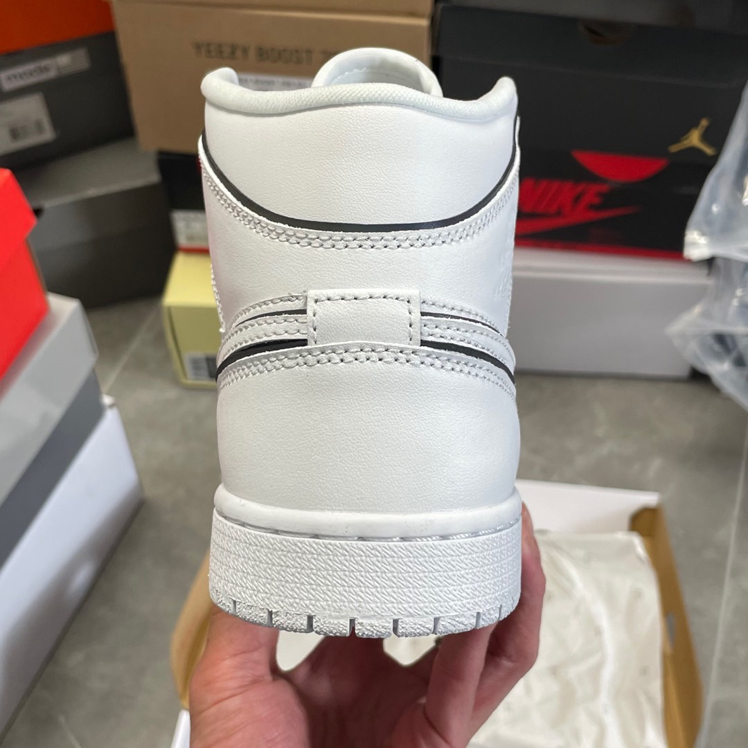 ナイキ「Nike」Wmns Air Jordan 1 Mid SE 'IRIDESCENT TRIM'