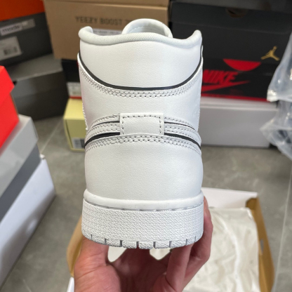 ナイキ「Nike」Wmns Air Jordan 1 Mid SE 'IRIDESCENT TRIM'