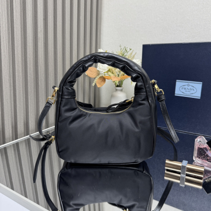 プラダ「Prada」  リジェネレイテッド ナイロン＆ナッパレザー ボウショルダーバッグ