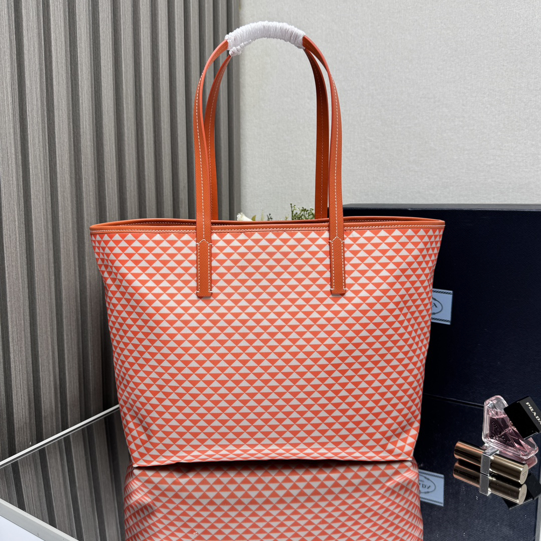 プラダ「Prada」Tessuto Triangulum トートバッグ 新作