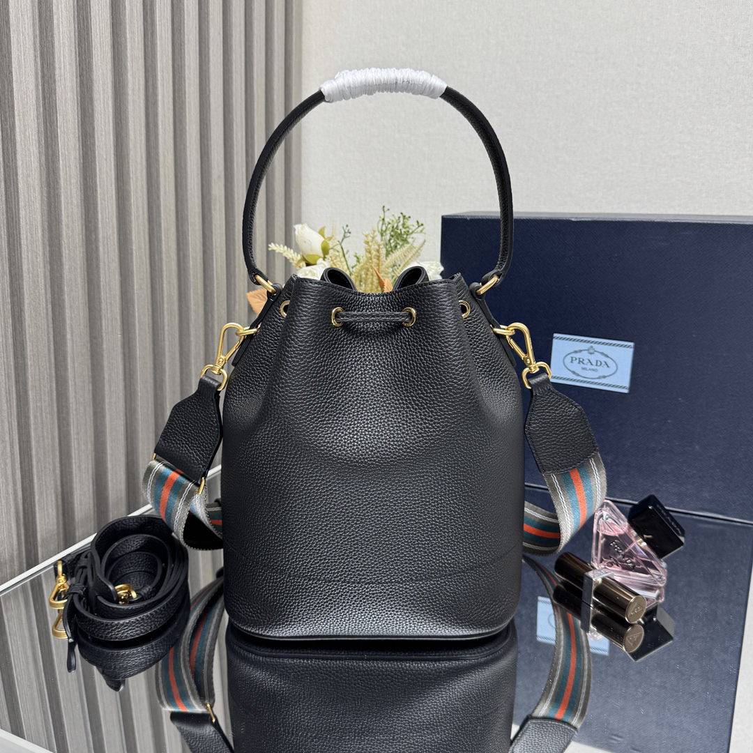 プラダ「Prada」ピコティン バケットバッグ モデ