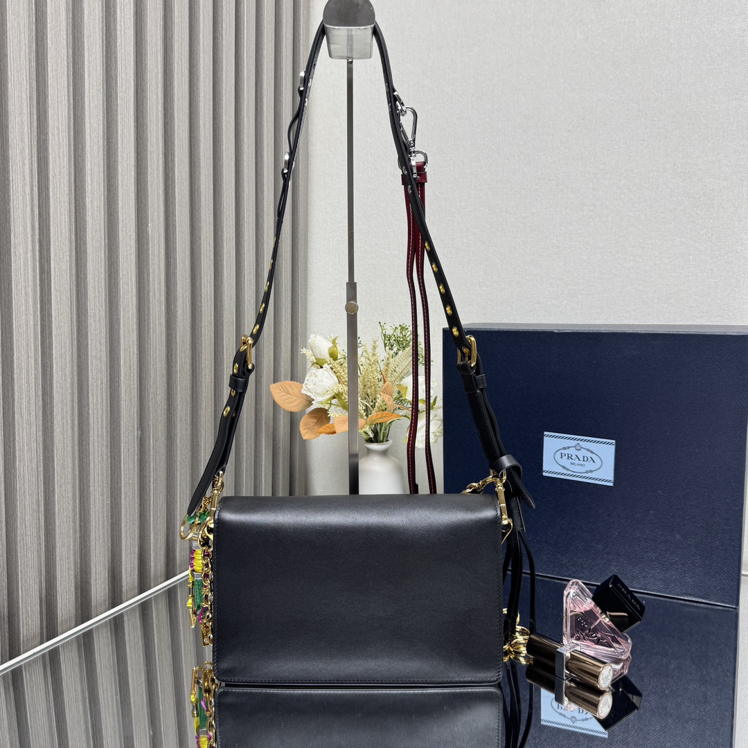 プラダ「Prada」Soft Sound ショルダーバッグ モデル