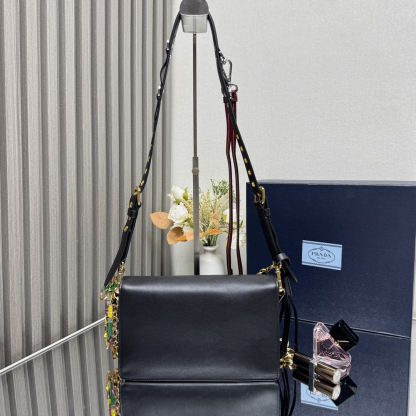 プラダ「Prada」Soft Sound ショルダーバッグ モデル