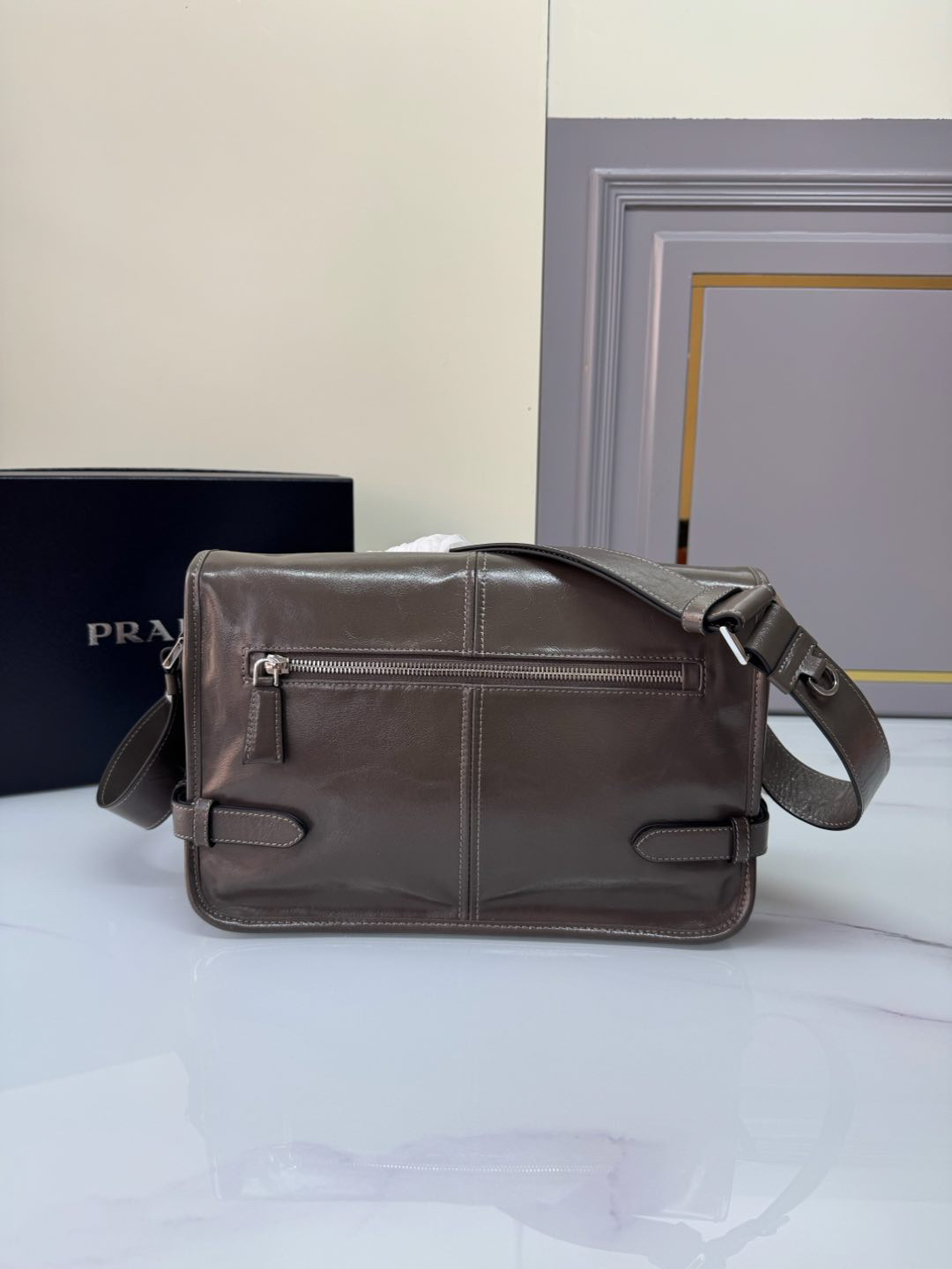 プラダ「Prada」 オイルドレザー メッセンジャーバッグ モデル