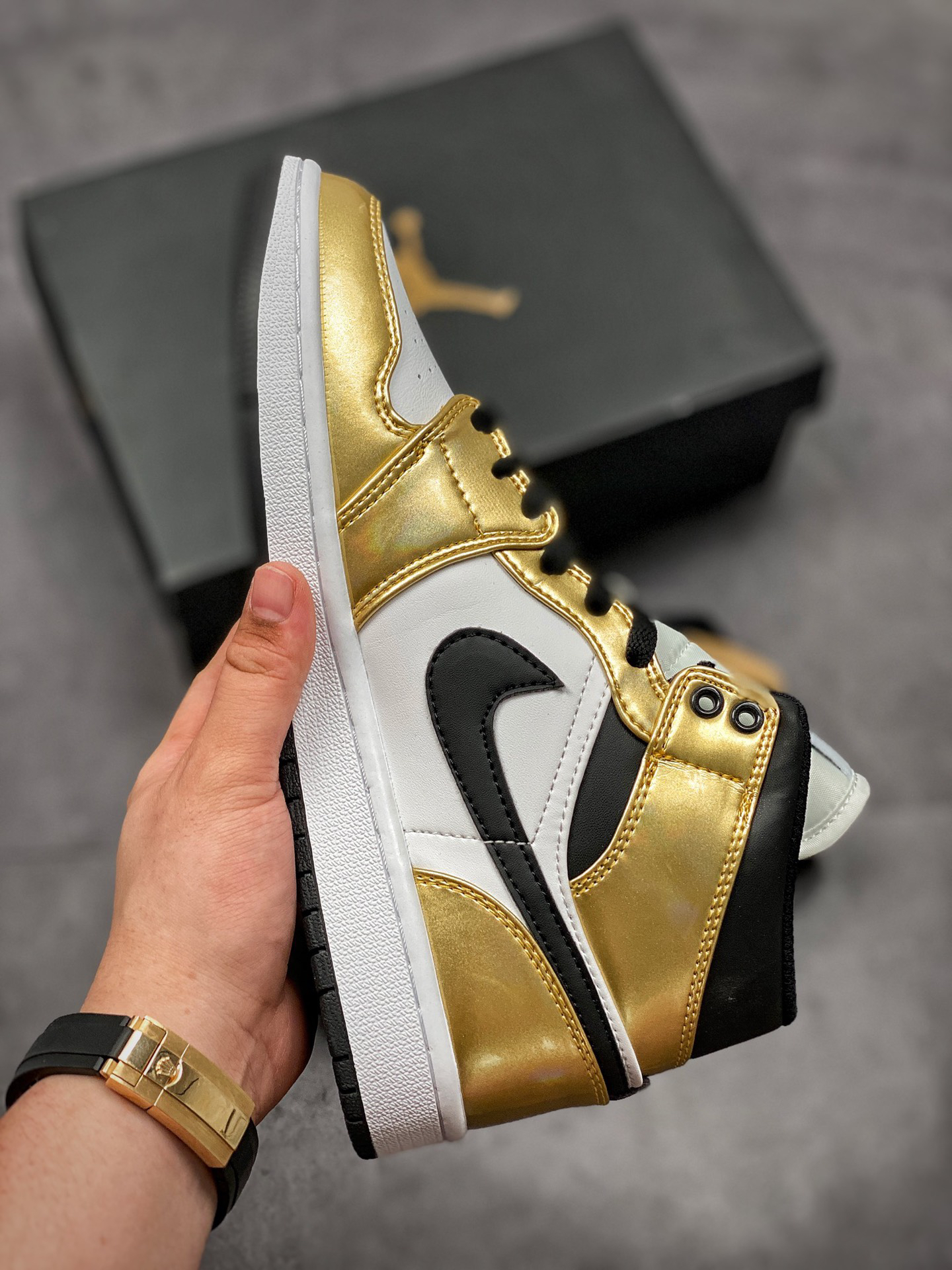 ナイキ「Nike」  エアジョーダン1 ミッド "メタリックゴールド" スニーカー