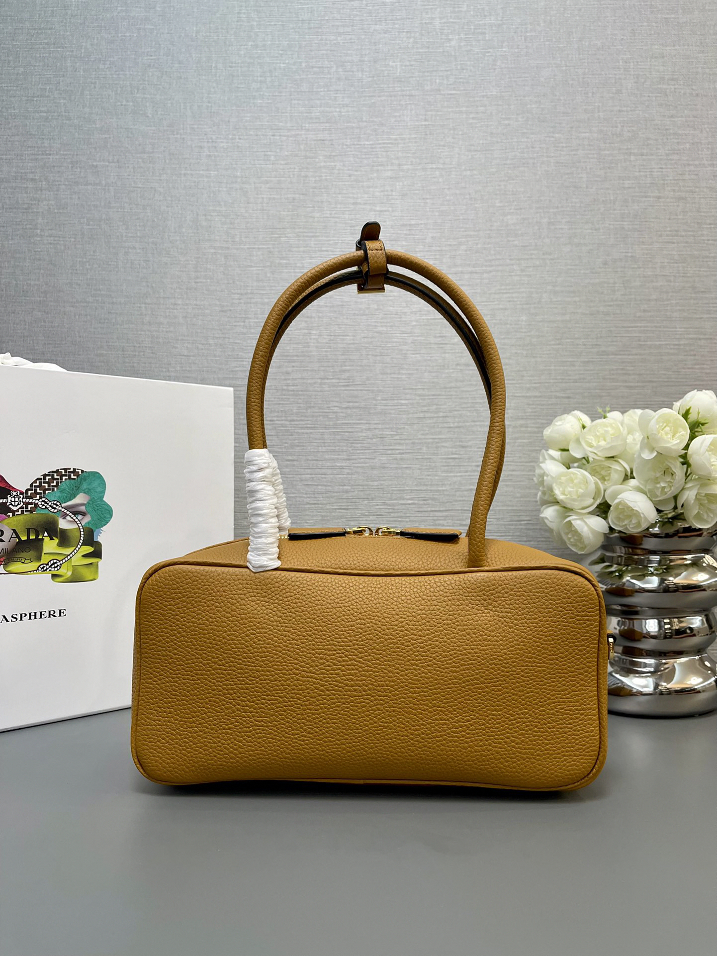 プラダ「Prada」 リジドレザー ハンドバッグ モデル