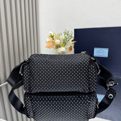 プラダ「Prada」リベットデザイン メッセンジャーバッグ ショルダーバッグ