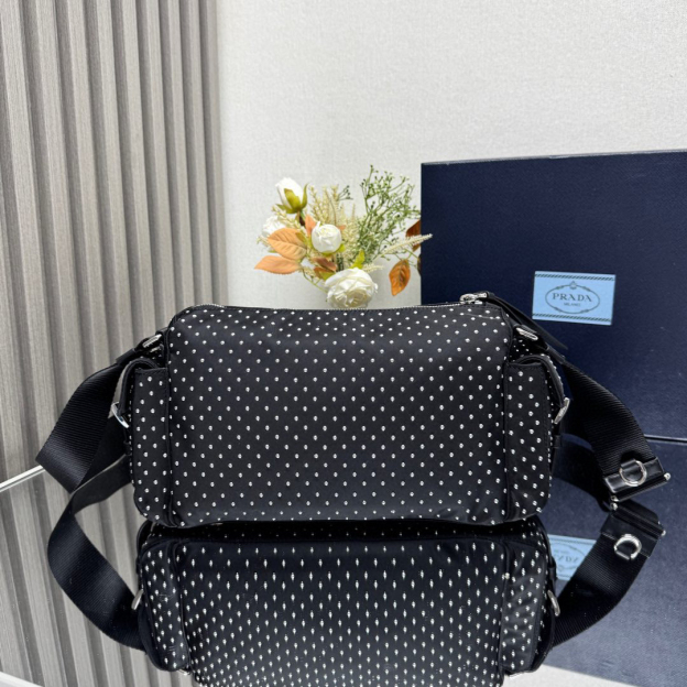 プラダ「Prada」リベットデザイン メッセンジャーバッグ ショルダーバッグ