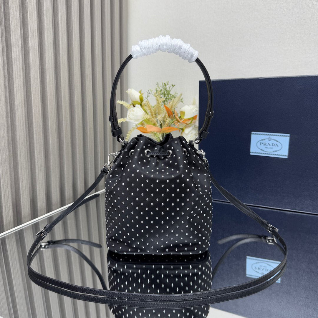 プラダ「Prada」 リベットデザイン バケットバッグ ショルダーバッグ