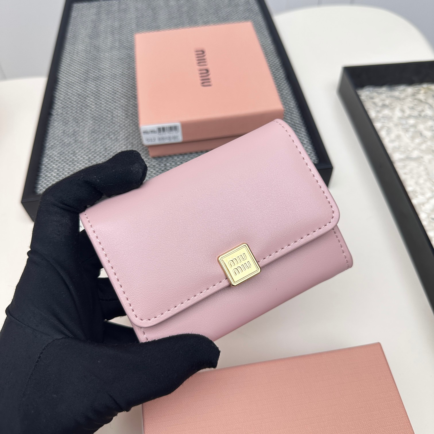 ミュウミュウ「Miu Miu」二つ折りスモールウォレット