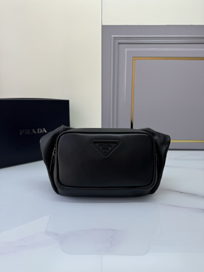 プラダ「Prada」 エンボスロゴ メッセンジャーバッグ ショルダーバッグ