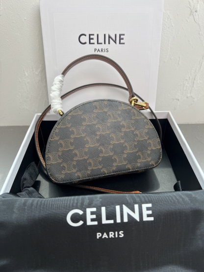 セリーヌ「CelineTRIOMPHE CANVAS 半月型ショルダーバッグ