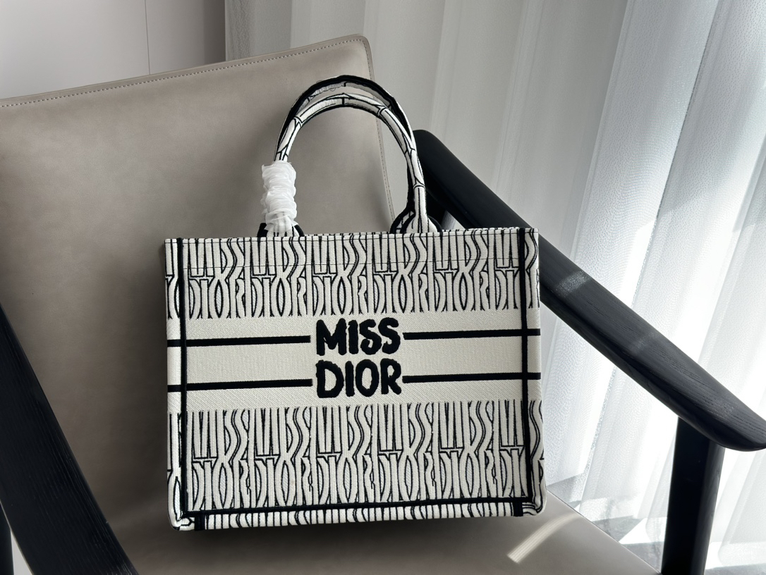 ディオール「Dior」Book Tote 2023 ショッピングトートバッグ