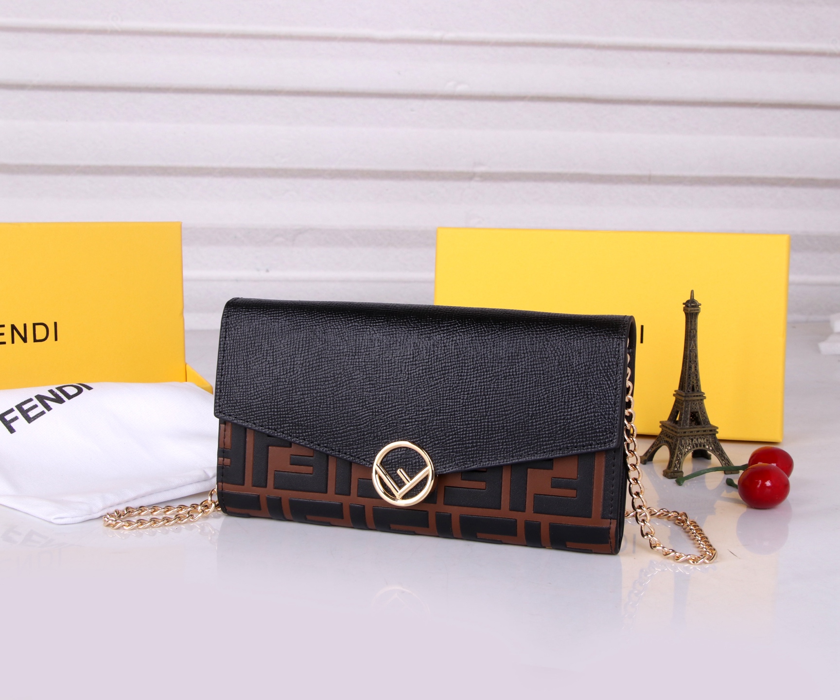 フェンディ「Fendi」高級エンボス牛革の大きな イタリア製財布