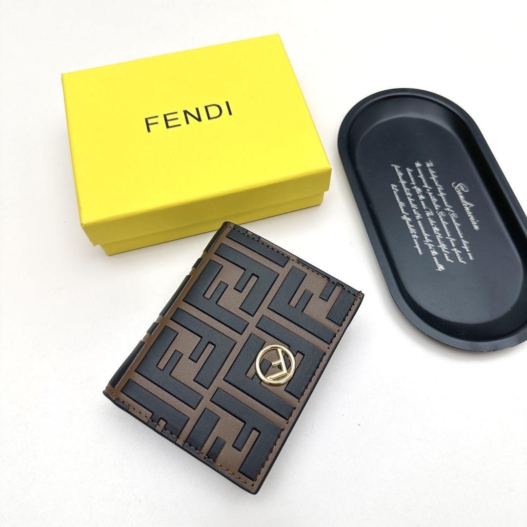 フェンディ「Fendi」高級エンボス牛革の大きな イタリア製財布