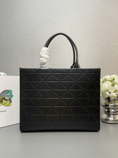 プラダ「Prada」トライアングルキルティング トートバッグ ラージトート