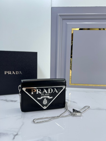 プラダ「Prada」逆三角形チェーン フラップショルダーバッグ ミニバッグ