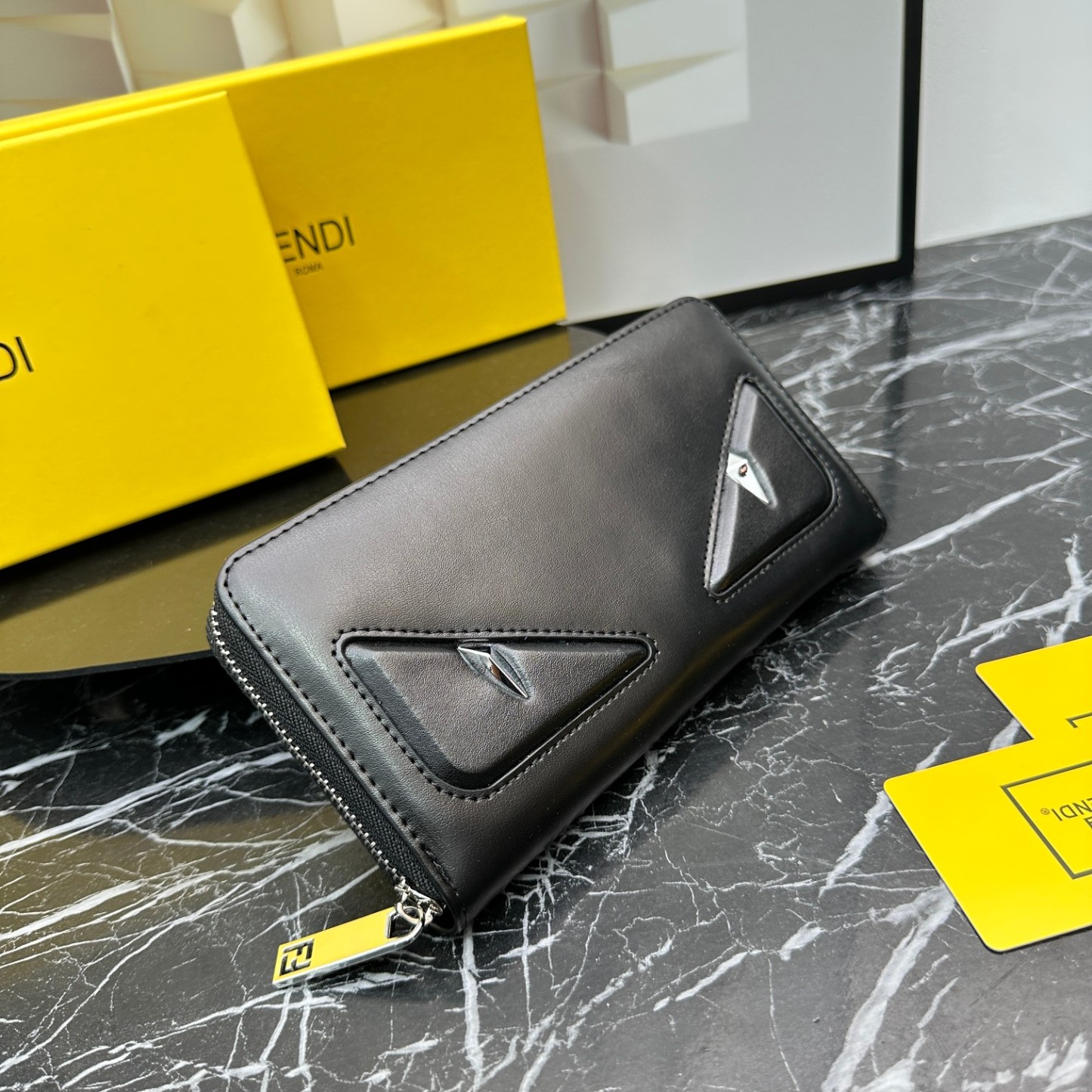 フェンディ「Fendi」高級エンボス牛革の大きな イタリア製財布