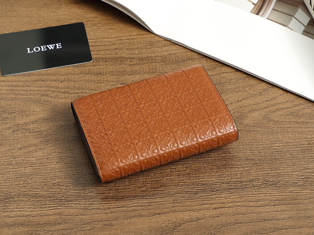 ロエベ「LOEWE」ぺブル バーティカル ウォレット スモール（シャイニーナパカーフ）