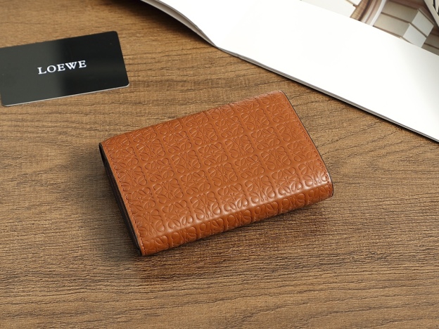 ロエベ「LOEWE」ぺブル バーティカル ウォレット スモール（シャイニーナパカーフ）