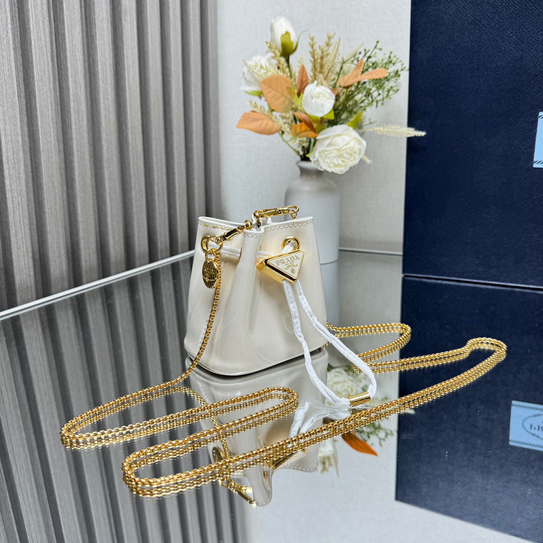 プラダ「Prada」エナメルレザー ボトルバッグ ミニバッグ