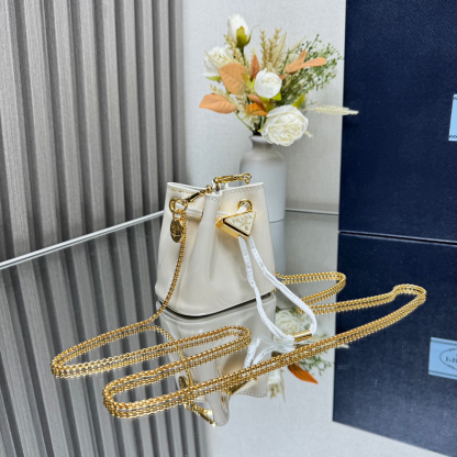 プラダ「Prada」エナメルレザー ボトルバッグ ミニバッグ