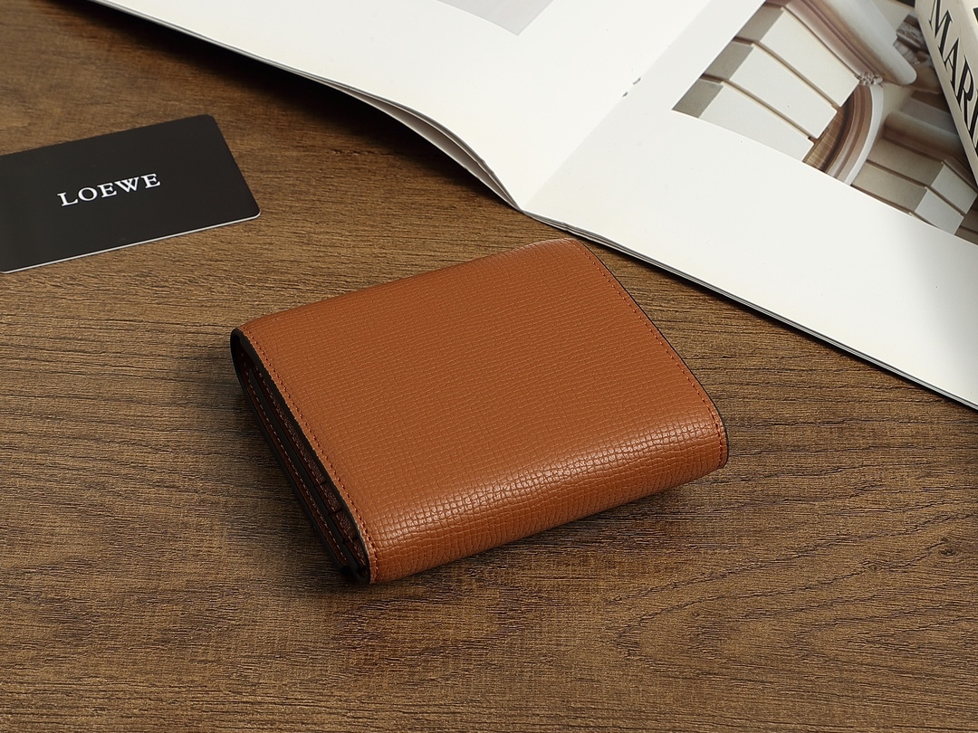 ロエベ「LOEWE」アナグラム トライフォールド ウォレット（ペブルグレインカーフ）