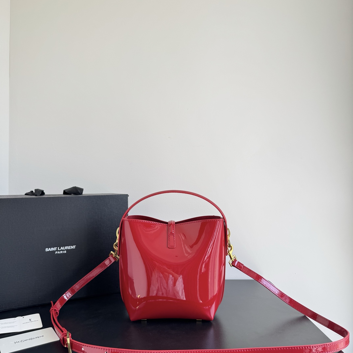 サンローラン「Saint Laurent」ラミネートレザー ホボ バケットバッグ