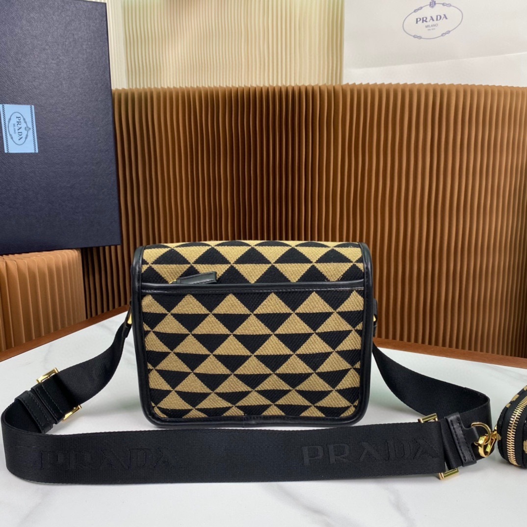 プラダ「Prada」刺繍ジャカードメッセンジャーバッグ