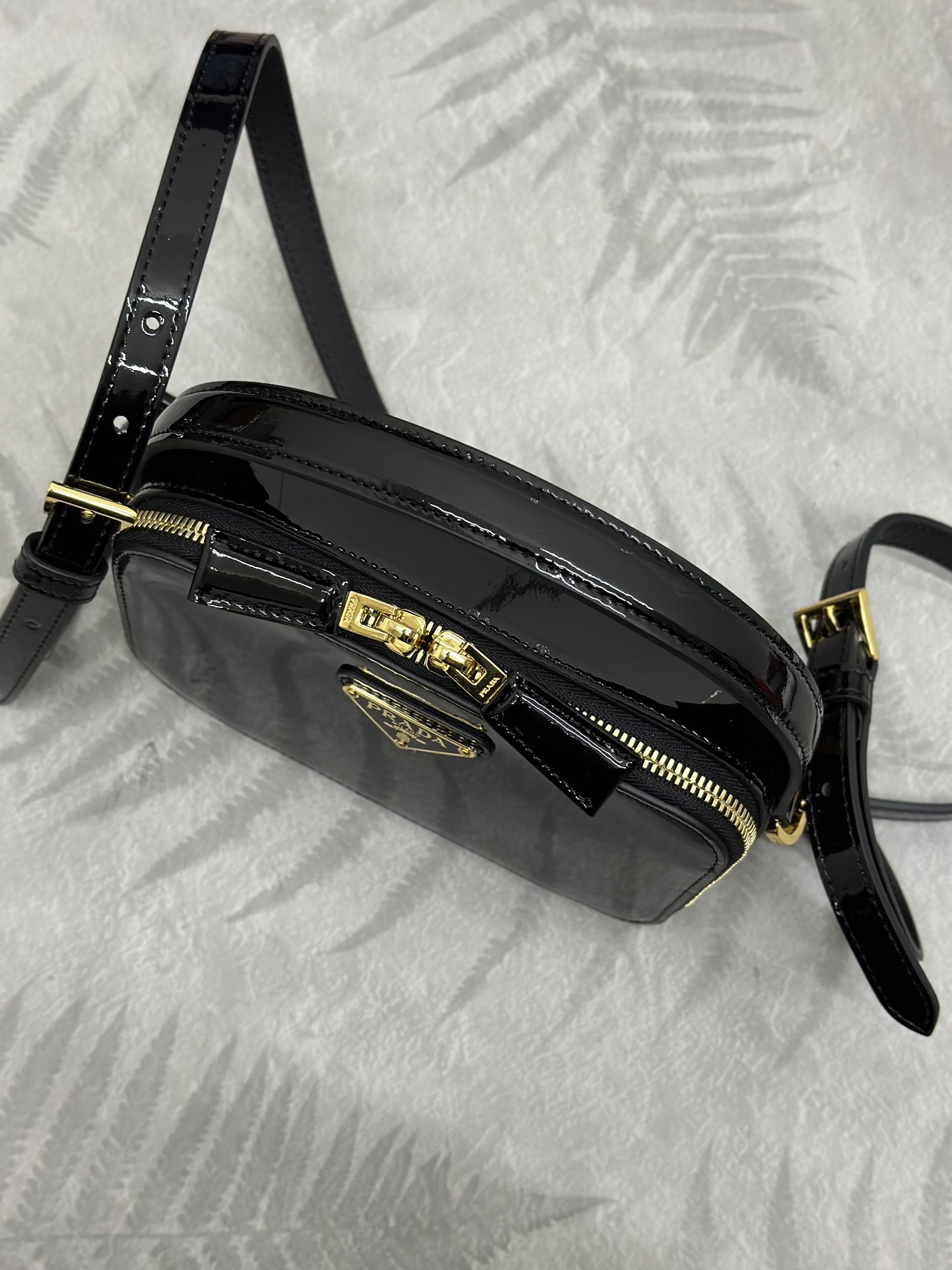 プラダ「Prada」クワイエットレザー カメラバッグ