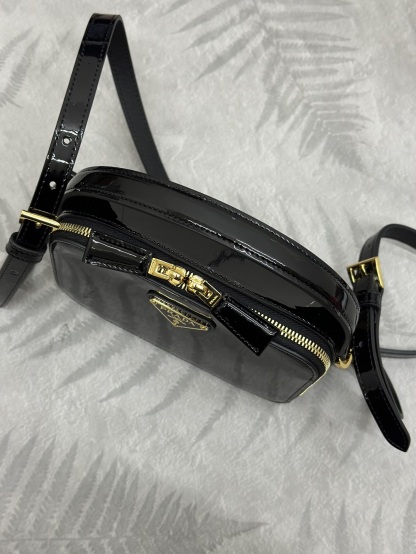 プラダ「Prada」クワイエットレザー カメラバッグ