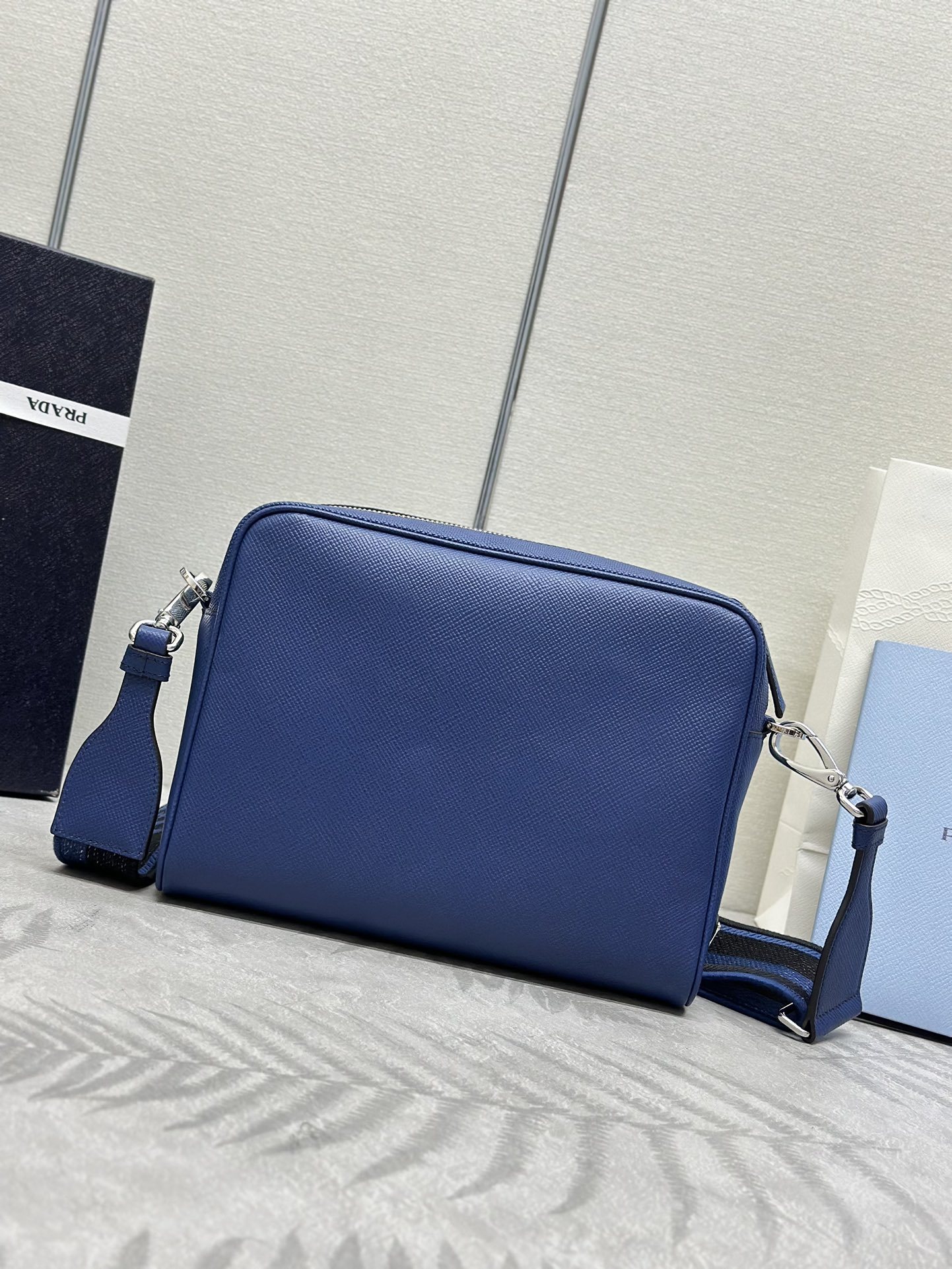 プラダ「Prada」エンブロイダードストラップ メンズショルダーバッグ